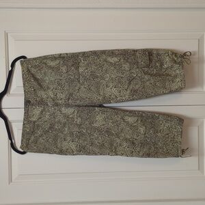 EUC Gloria Vanderbilt Green Paisley Cargo Capri Pants Size 10